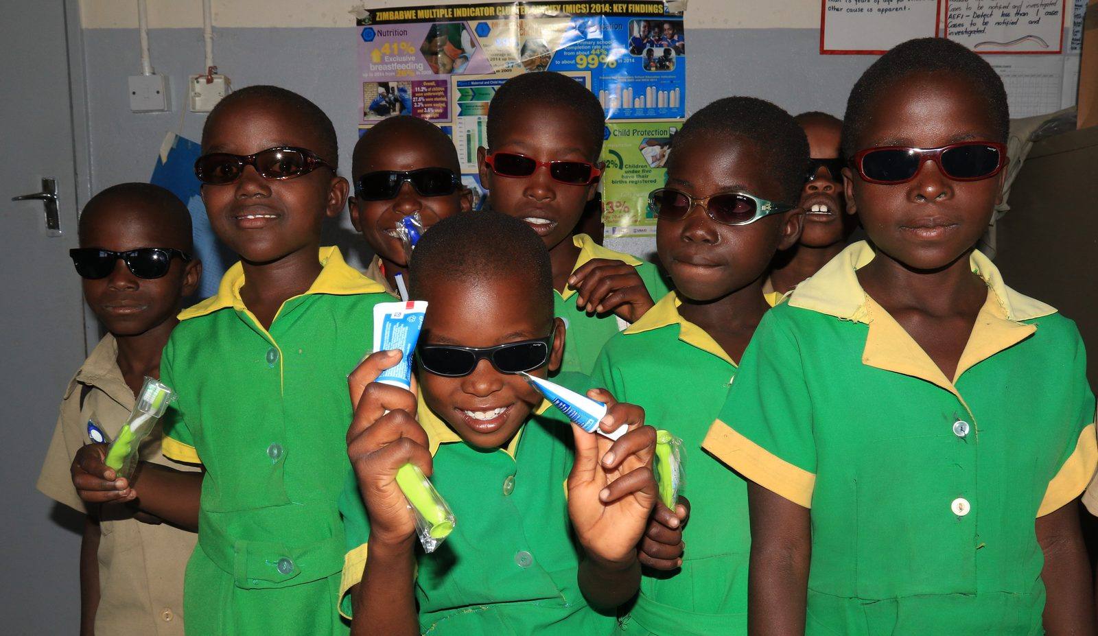 Bambini con gli occhiali da sole, novembre 2015