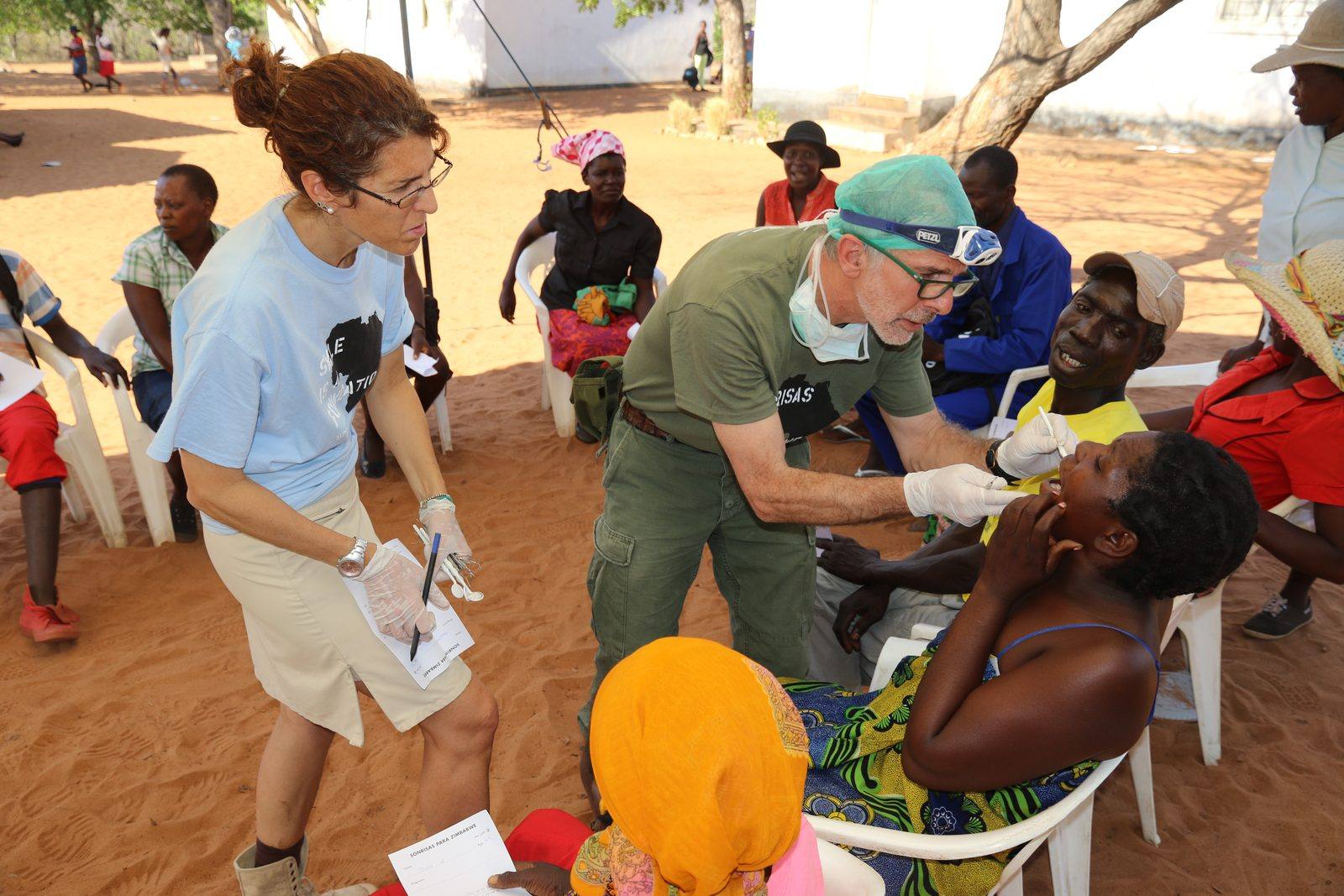 Carlotta e il Dott. Calzavara alla Ndhlovu Clinic, 11 novembre 2015