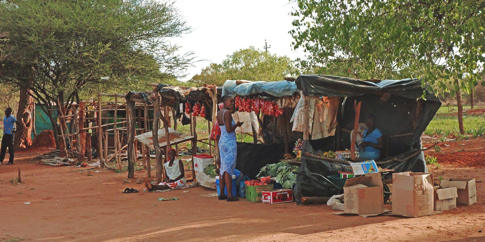 Bancarelle e tende in un villaggio