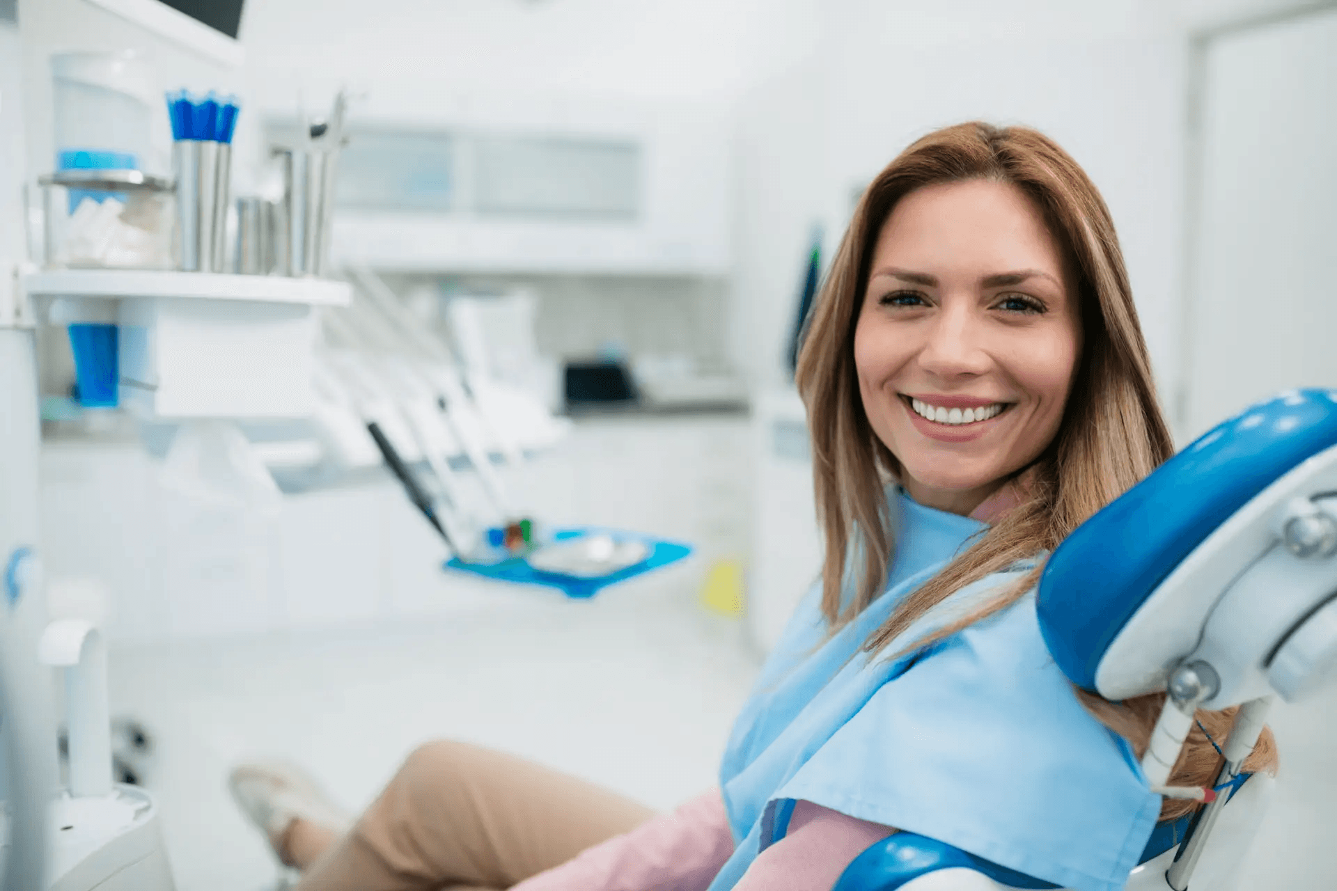 Paziente sorridente sulla poltrona dello Studio Calzavara