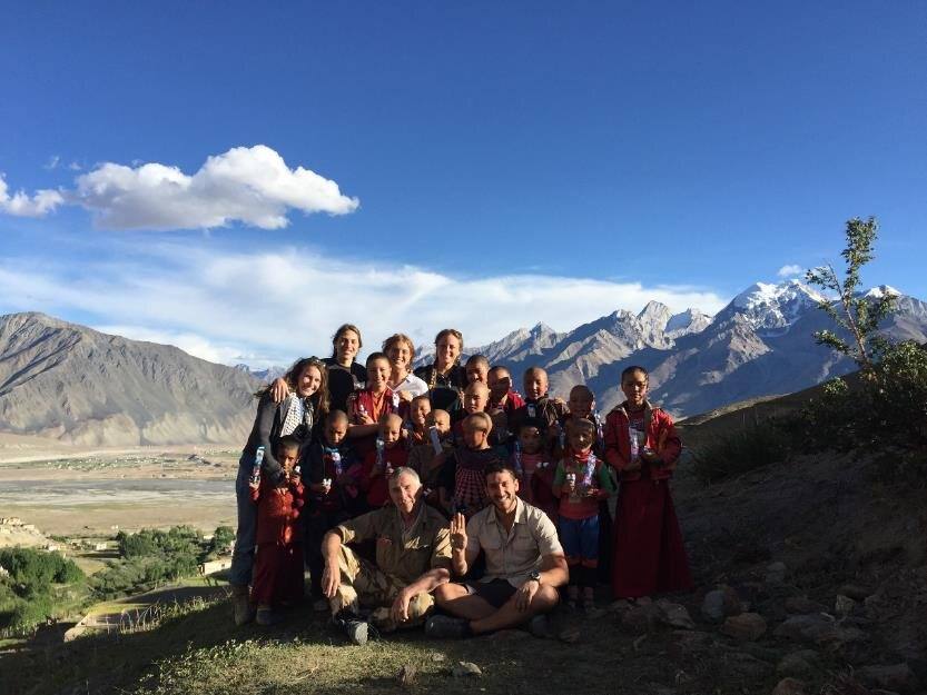 Il gruppo della missione con le piccole monache del monastero di Doorianzong, nell’alta valle dello Zanskar, 2018