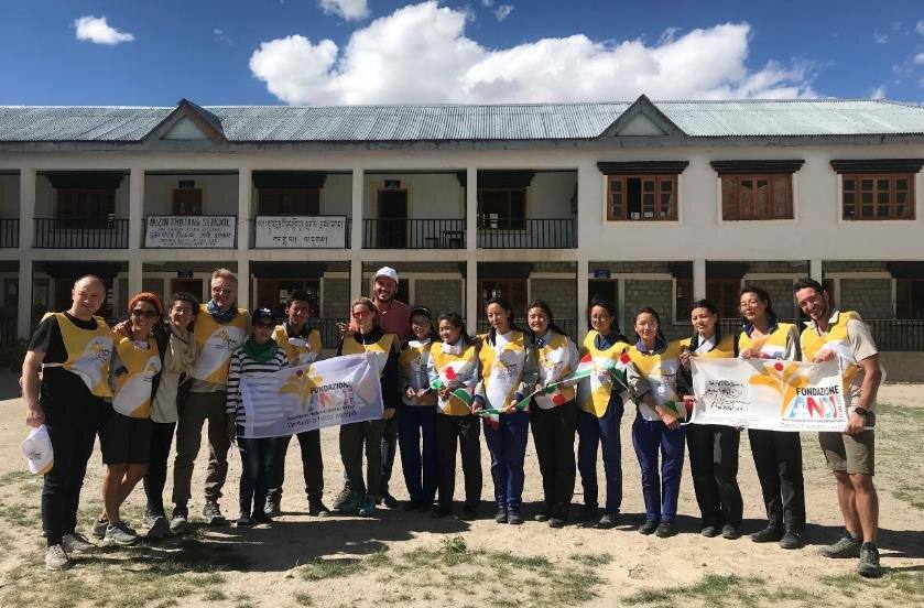 Il team di Fondazione ANDI con gli studenti arruolati nel protocollo di raccolta dei dati alla Duzin Photang School, Padum 2019
