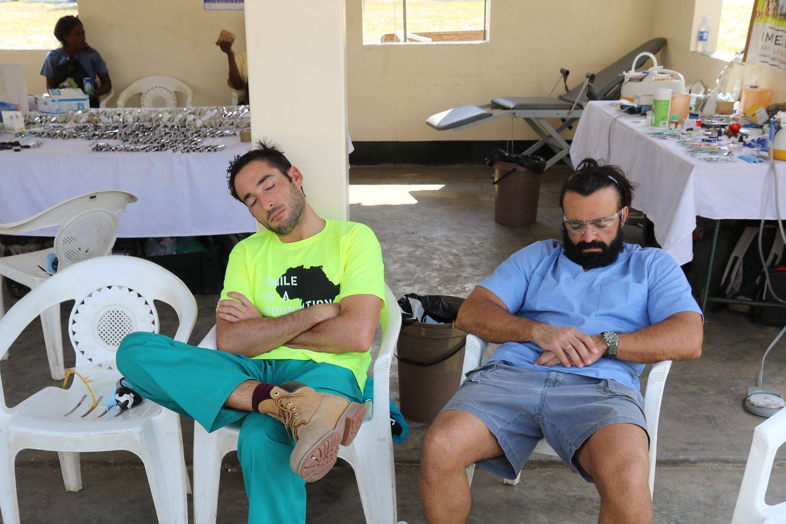 Un momento di riposo: Alberto e Sergio alla Kapane Clinic, 9 novembre 2015